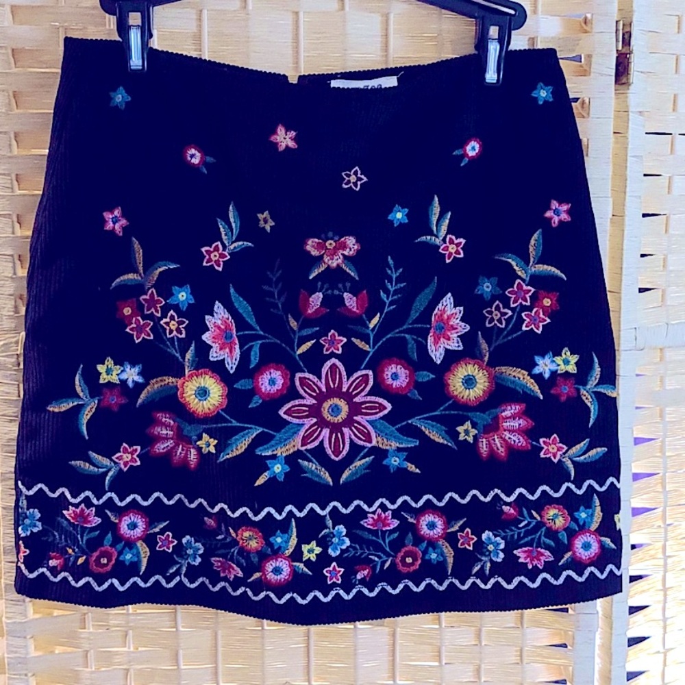 🖤🌸🖤🌼🖤 Black Floral Embroidered Corduroy Mini Skirt